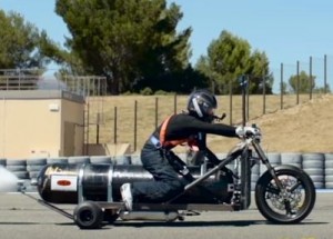 Tato trojkolka zrychlí z 0 na 100 km/h za PŮL SEKUNDY. A to jezdí na vodu!