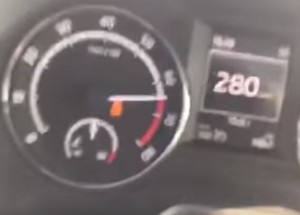 Chtěl dosáhnout maximální rychlosti na tachometru, tak vyhnal svou Octavii RS na 400 koní. Maže slušně!