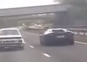 Řidič Lamborgini vyzval na dálnici starého Forda. Výsledek vás pošle do kolen!
