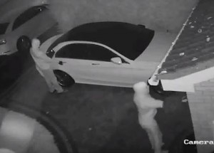 Ukázka, jak lze ukrást auto s bezklíčovým systémem za jednu minutu