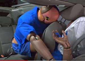 Ukázka, proč je důležité použití bezpečnostního pásu.