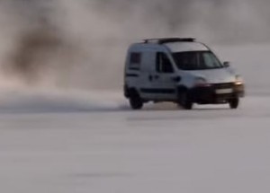 Jak to dopadne, když do Renaulta Kangoo nasypete 400 koní? Je z toho mašina na driftování!