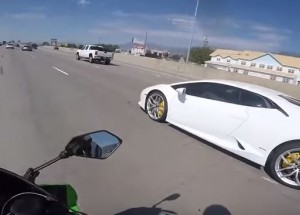 Řdič motorky vyzýval na dálnici auta k závodu. Sledujte reakci Lamborghini!
