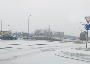 Nechtěný drift na zamrzlém kruhovém objezdu v Prostějově