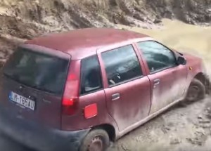 Slovák ve Fiatu Punto vyrazil dech všem na srazu off-roadů. Tohle dostane i vás!