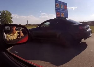 Mladík v Hondě Civic vyzýval na dálnici různé řidiče k závodu. Sledujte, jak to dopadlo!