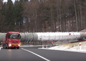 Tak s takovýmto nákladem byste jet nechtěli. Řidič je opravdový mistr!