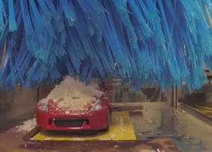 Testování odolnosti laku u Nissanu