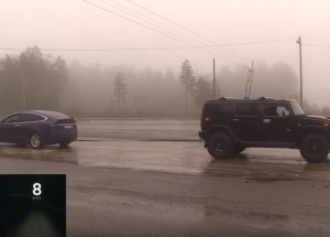 Přetahovaná Tesla vs Hummer - Kdo bude vítězem?