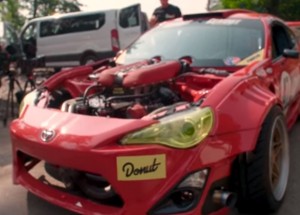 Test driftu Toyoty GT86 po úpravě a doplnění motorem Ferrari 458 nezačne zrovna nejlépe