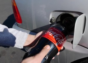 Co se stane, když natankujete nádrž Coca-Colou?