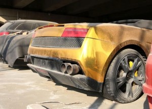 Někdo ukryl pod mostem luxusní supersporty! Dodnes se neví proč!