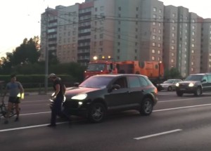 Výtržníci v Porsche agresivně vyběhli na cyklistu. Po chvíli ale tvrdě narazili