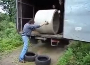 Řidič nákladního auta chtěl dostat ven betonovou skruž. Dopadlo to samozřejmě tragicky