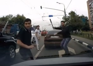 Kompilace těch nejhorších řidičů na silnici. Potrháte se smíchy!