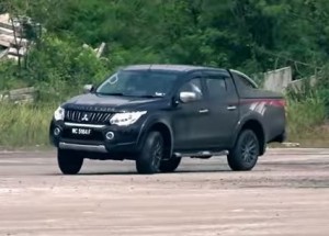 Prodejce aut jí vzal na testovací jízdu. Netušil ale, že tahle kočka je i profesionální drifterka!