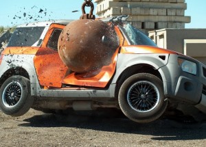 Nadšenci testovali konfrontaci aut s 4tunovou bourací koulí. Věřte, že byste přitom v nich sedět opravdu nechtěli.