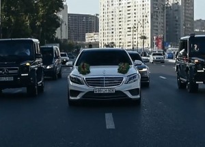 Víte, jak vypadá svatební kolona po mafiánsku? Takovou show byste rozhodně nečekali!