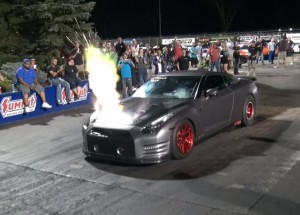 Podívejte se, jak jezdí tento extrémně nadupaný Nissan GT-R. Dosahuje výkonu až 2 100 koní!