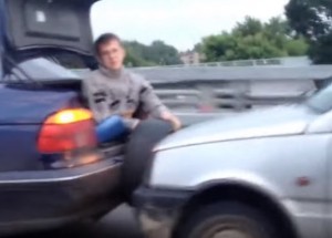 Kuriózní sestřih těch nejšílenějších a nejpodivnějších situací, jaké můžete na silnici zažít. U některých se budete doslova válet smíchy!