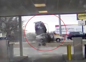 Řidič SUV si spletl pedály a vyletěl z drive-in. V letu pak přeletěl jedoucí auto jako v akčním filmu!