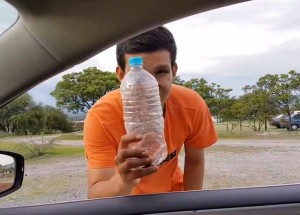 Pozor na nejnovější trik zlodějů aut. Pokud po startu uslyšíte zvláštní zvuk, za žádnou cenu nevystupujte z auta!