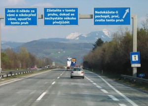 Jeden z nejhorších hříchů dnešních řidičů. Pomohla by Clarksonova cedule?