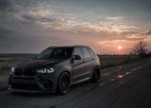 Toto černé BMW X5 M je šílená bestie. Má 750 koní a neskutečný styl