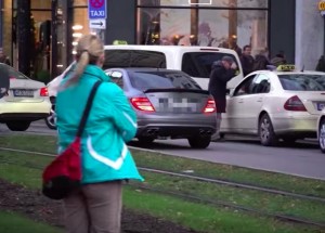 Maník terorizuje město svým nejhlučnějším Mercedesem C63 AMG v Německu. Vydá hlučnost granátu