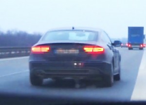 Pachatel v Audi A5 ujížděl policistům 240 km/h. Srazil dodávku se třema dětma!