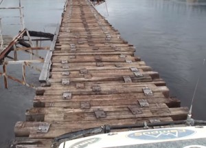 Nejnebezpečnější most v Rusku přes řeku Vitim