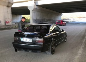 Do starého BMW narval turbo. Výsledek přípomíná burnout
