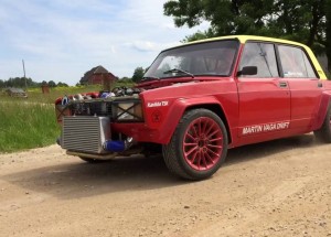 Lada šlapající na osmiválci z BMW s výkonem až 600 koní. I takové úpravy jsou možné!
