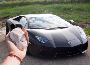 Týpkovi praskly nervy a hodil do Lamborghini kámen. Sestřih nejšílenějších kuriozit supersportů