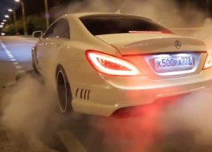 Majitel Mercedesu šel do města prohnat své nadupané AMG ve velkém stylu