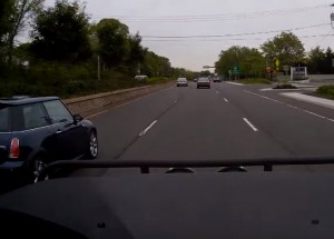 Stařík v Mini Cooperu málem naboural do SUV. Ten ho zarazil klaksonem z vlaku