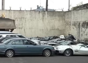 Na Filipínách zlikvidovali několik nelegálně přivezených aut jako výstrahu