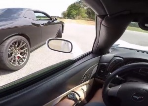 Zkušený starší řidič překvapil mladíky s kamerou a vytuněným autem