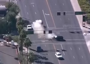 Po demolici auta kvůli čelnímu nárazu následovalo zatčení speciálními jednotkami