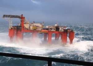 Vzácné záběry ropné plošiny v Severním moři, která odolává hurikánu a velkým vlnám