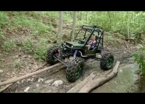 5-ti letý chlapec jako zkušený řidič terénního vozítka