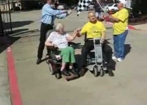 Dva senioři závodí na elektrických invalidních vozících