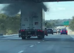 Řidič nákladního automobilu nesprávně vypočítá výšku vozidla