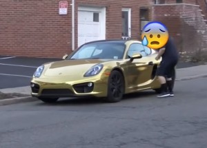 Zlaté Porsche na ulici - téměř jistý cíl zlodějů