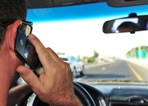 Telefonování za volantem se nevyplácí. Kromě pokuty hrozí i vysoké riziko dopravní nehody