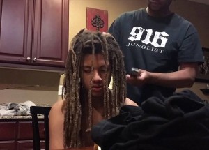 Teenager dožene svou mámu k pláči poté co si nechá odstranit dredy po 9 letech