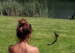 Dívka odchytne rychlou kobru holýma rukama