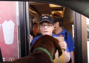 Výměna, která rozhodí obsluhu. Kdo na ni v autě čekal?