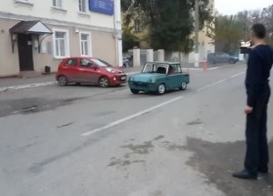 Tohle se stane, když narvete výkonný motor do starého auta