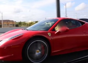 Zajímavý závod dvou sportovních aut